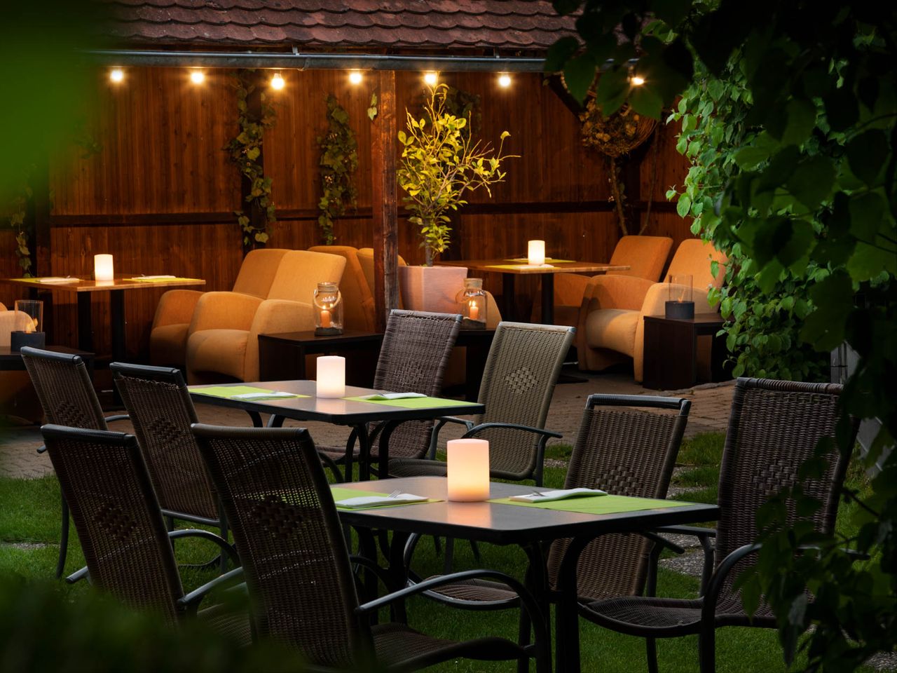 Beleuchteter Außenbereich mit Gartenmöbeln im Hotel-Restaurant Storchen