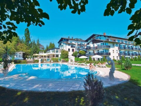 Außenpool und Gartenanlage des Hotel Tanneck in Bad Wörishofen – perfekt für eine erholsame Silvesterreise