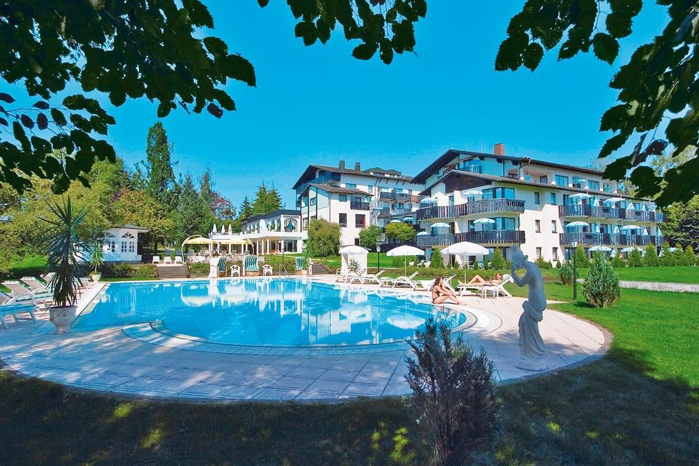 Außenpool und Gartenanlage des Hotel Tanneck in Bad Wörishofen – perfekt für eine erholsame Silvesterreise