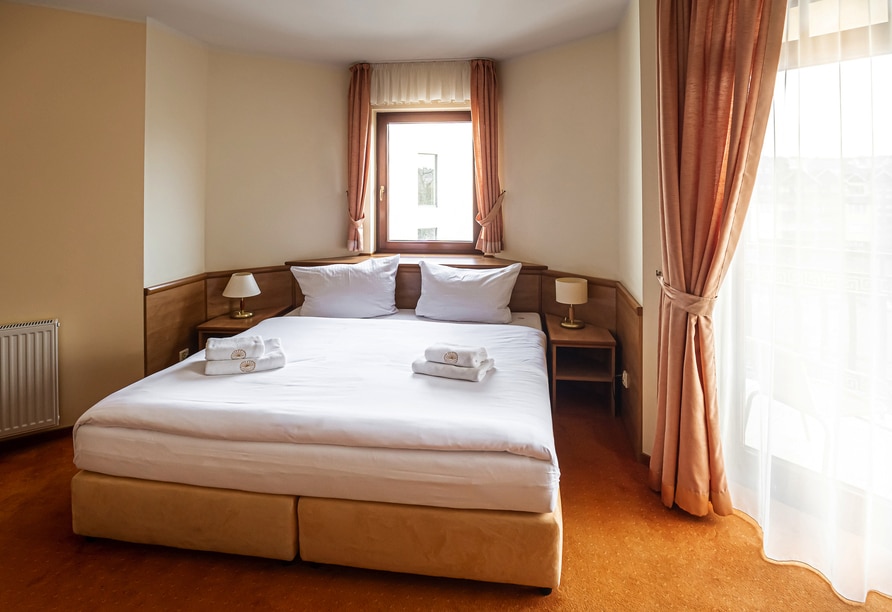 Elegantes Doppelzimmer mit Balkon im Hotel Trofana Wellness & Spa