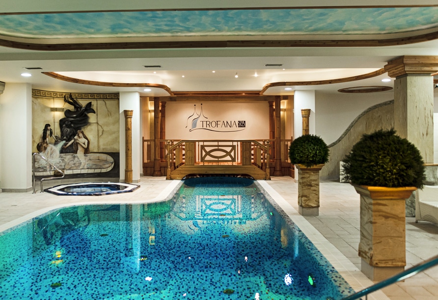 Luxuriöser Wellnessbereich mit Pool im Hotel Trofana Wellness & Spa