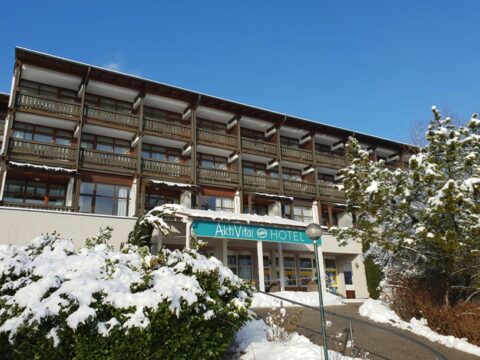 Winterliche Außenansicht des AktiVital Hotels zu Silvester