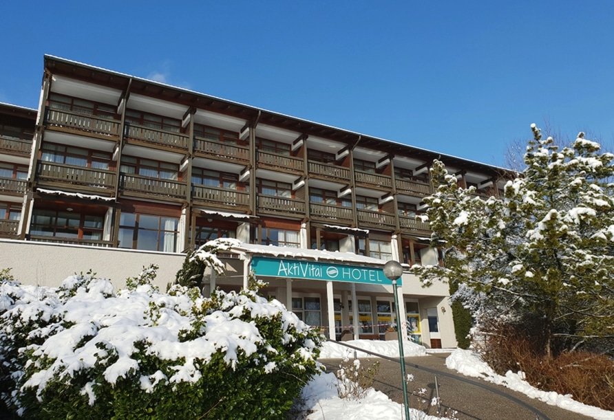 Winterliche Außenansicht des AktiVital Hotels zu Silvester