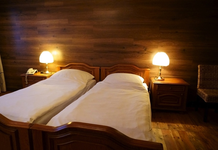 Ein gemütliches Schlafzimmer im Hotel Zum Alten Fritz für einen erholsamen Silvesteraufenthalt.