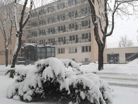 Verschneite Außenansicht vom Kurhaus Sobotka in Swinemünde zu Silvester