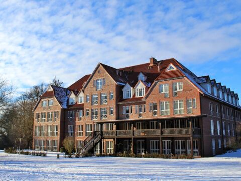 Außenansicht vom Park Hotel Fasanerie im Schnee an Silvester