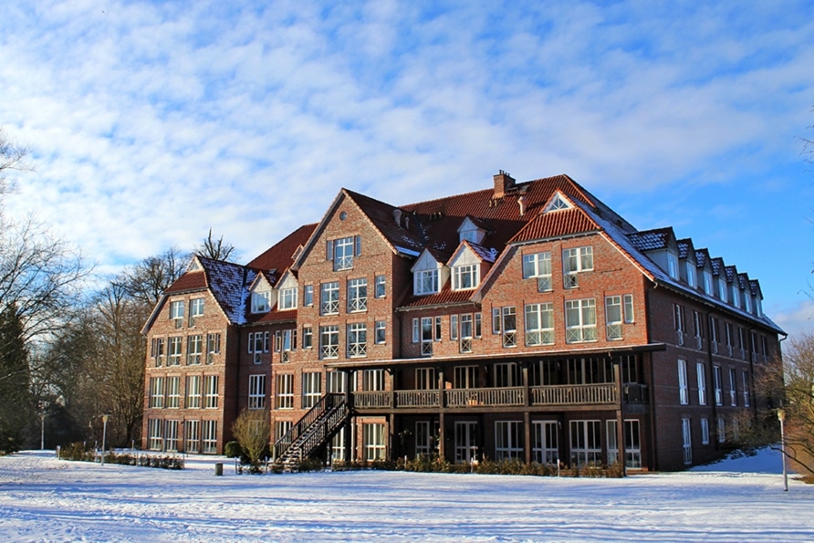 Außenansicht vom Park Hotel Fasanerie im Schnee an Silvester