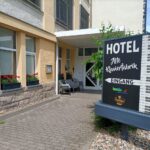 Eingang der Alten Klavierfabrik Meißen mit Hotel-Schild zu Silvester