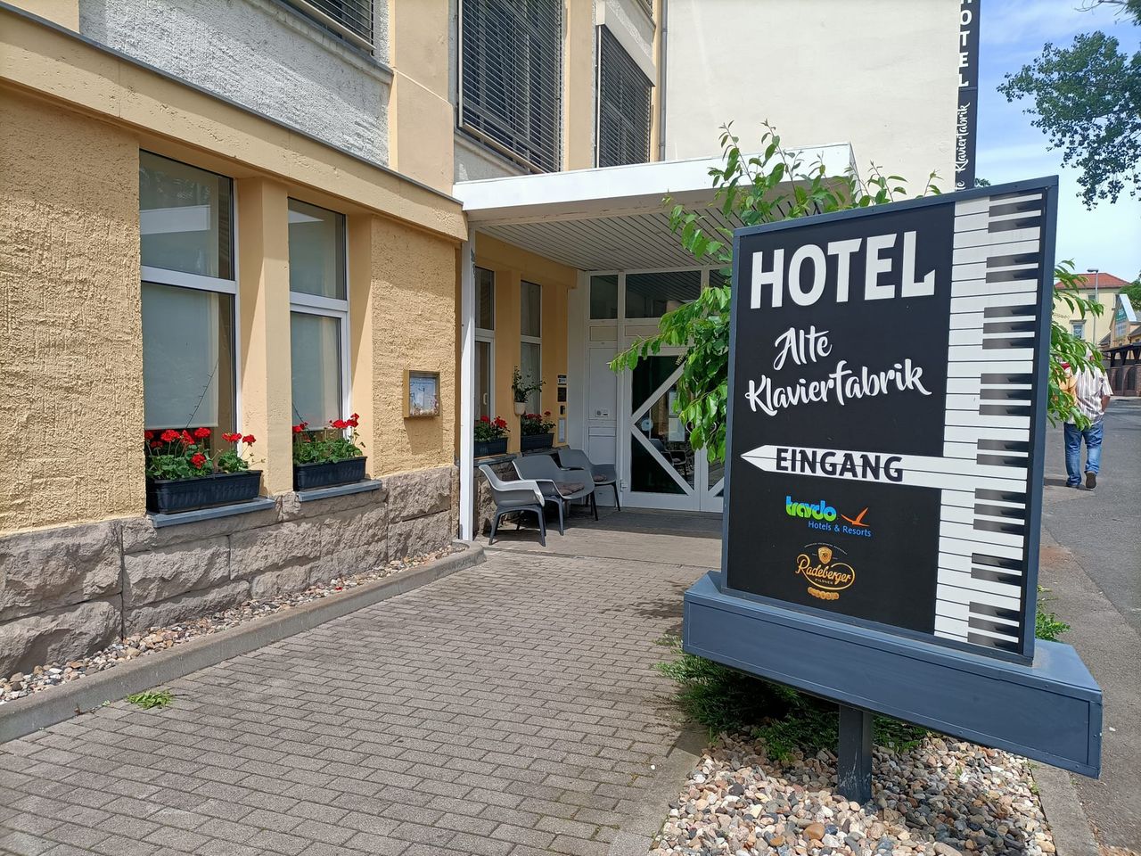 Eingang der Alten Klavierfabrik Meißen mit Hotel-Schild zu Silvester