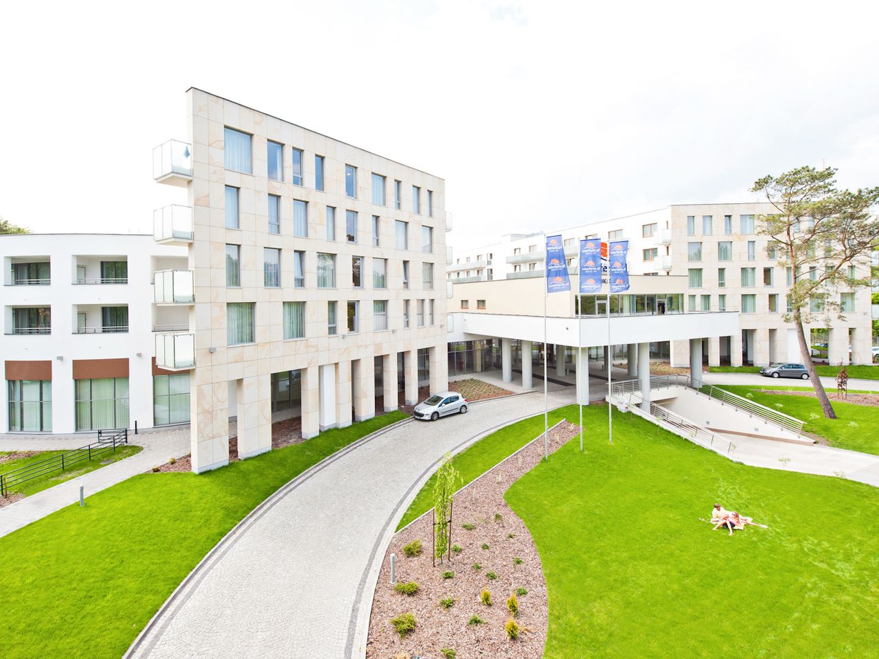 Außenansicht des INTERFERIE MEDICAL SPA - Hotel mit moderner Fassade und Parkanlage an Silvester