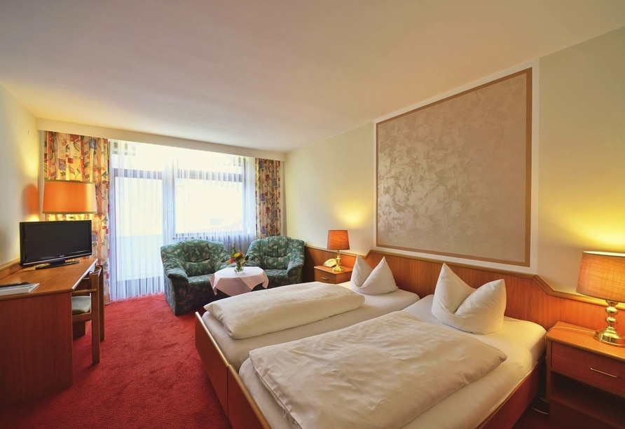 Gemütliches Doppelzimmer mit Sitzecke im Hotel & Restaurant Bayerischer Hof für Silvester