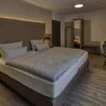 Modern eingerichtetes Hotelzimmer im Hotel Imhof für Silvester