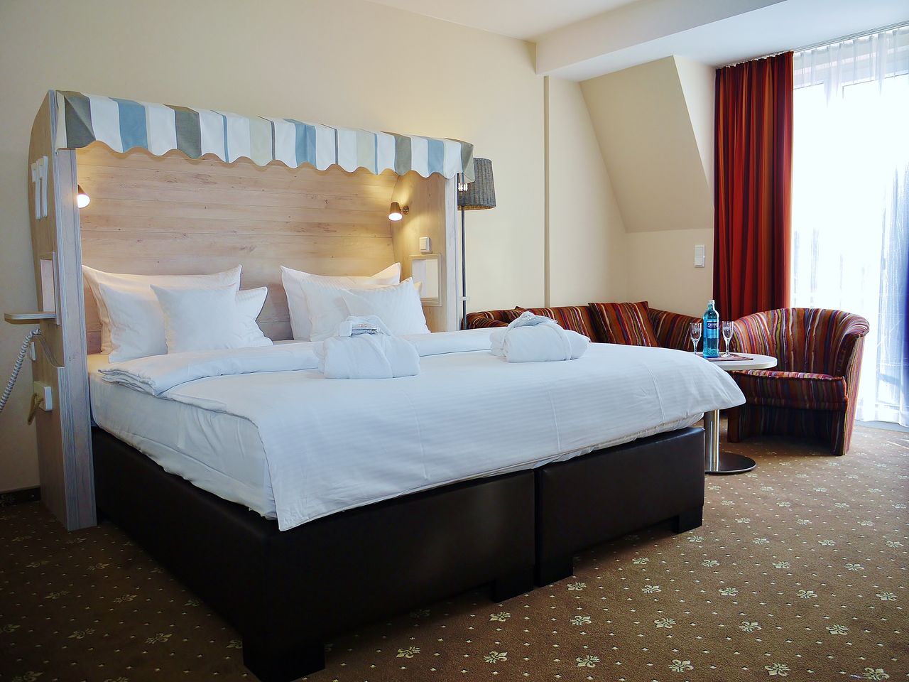 Gemütliches Hotelzimmer mit Strandkorb-Bett für Silvesterurlaub