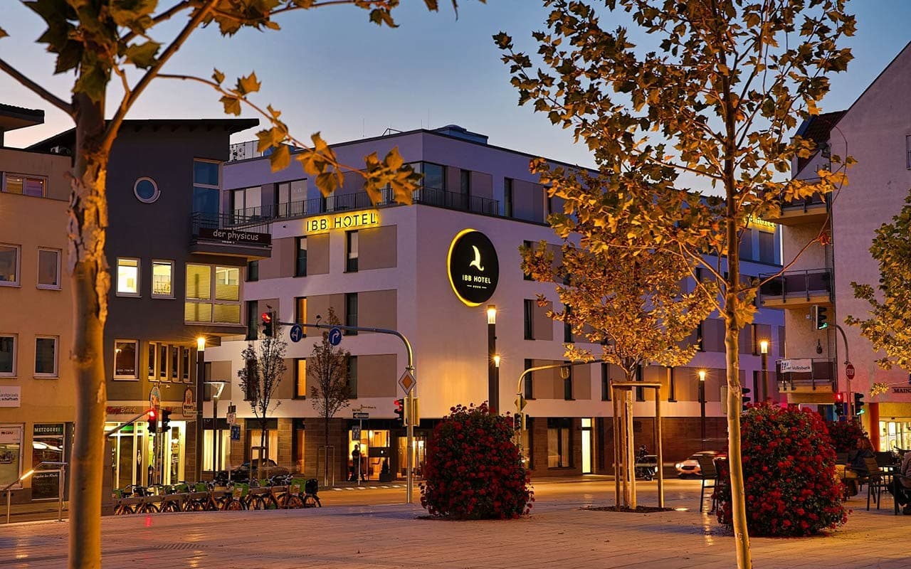 IBB Hotel Ingelheim beleuchtet in der Abenddämmerung, idealer Ausgangspunkt für Silvesterfeiern