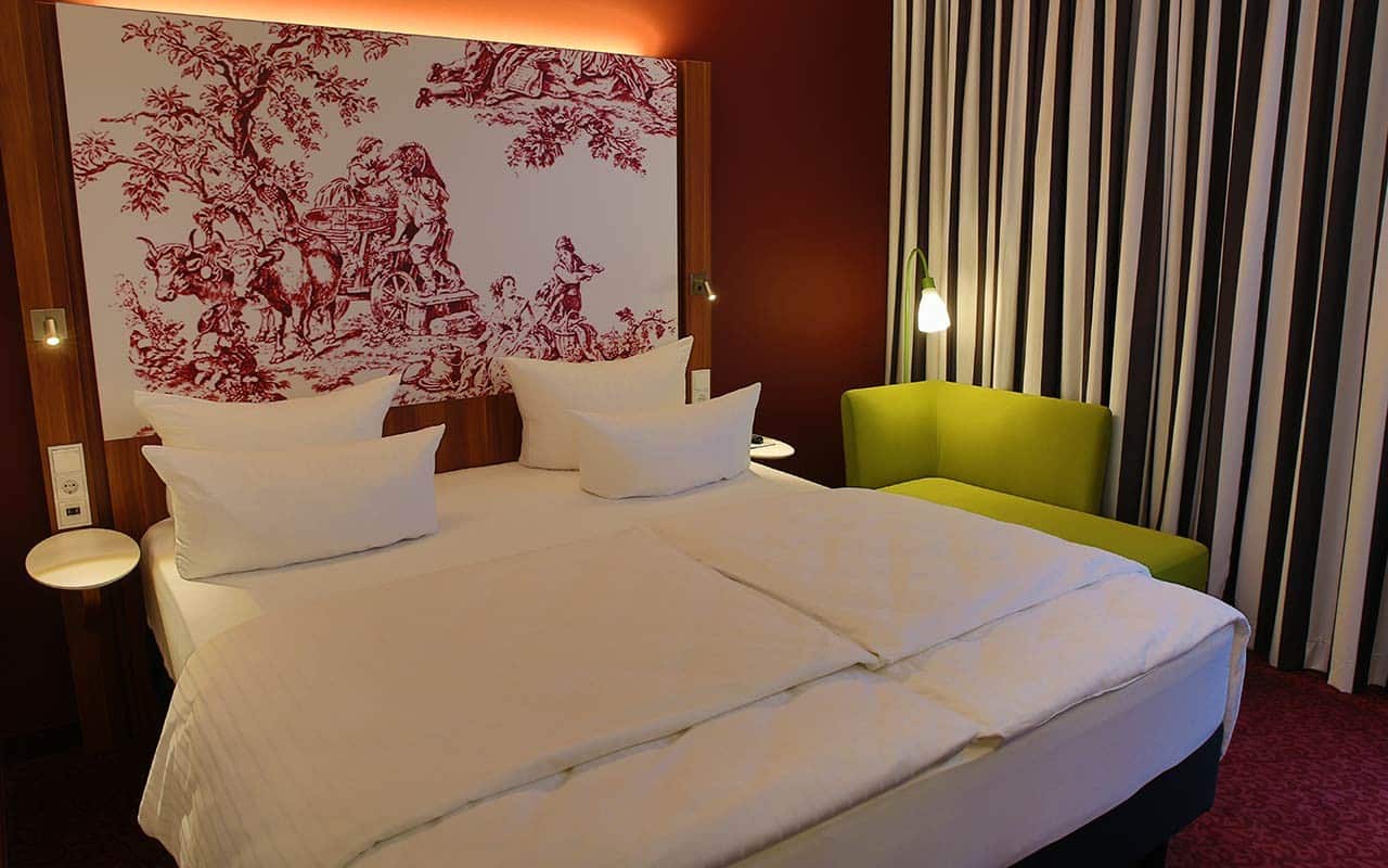 Modern eingerichtetes Doppelzimmer im IBB Hotel Ingelheim, ideal für eine Silvesterübernachtung
