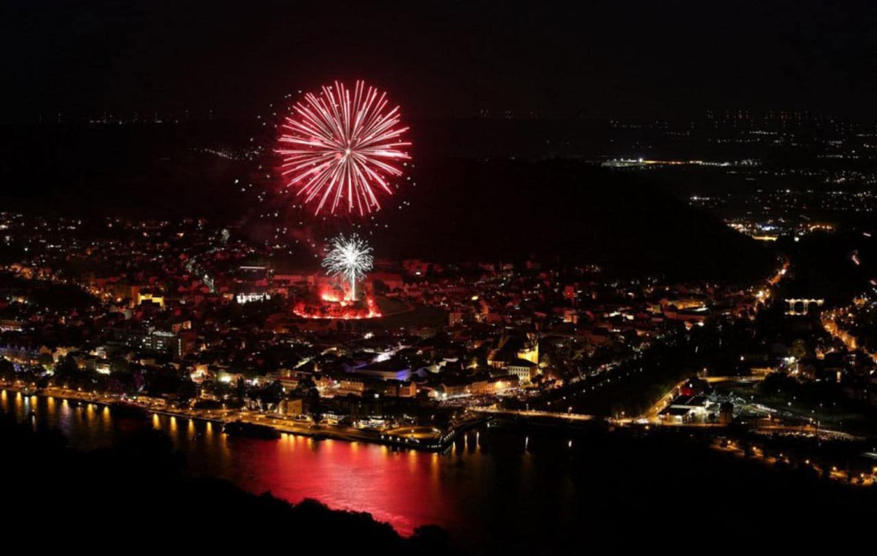 Feuerwerk am Rhein während Silvester 2025 in Ingelheim, perfekter Ausblick mit Übernachtung im IBB Hotel Ingelheim
