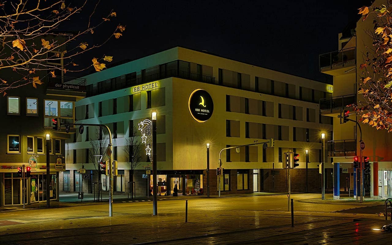 Beleuchtetes IBB Hotel Ingelheim bei Nacht, idealer Ort für Silvester 2025