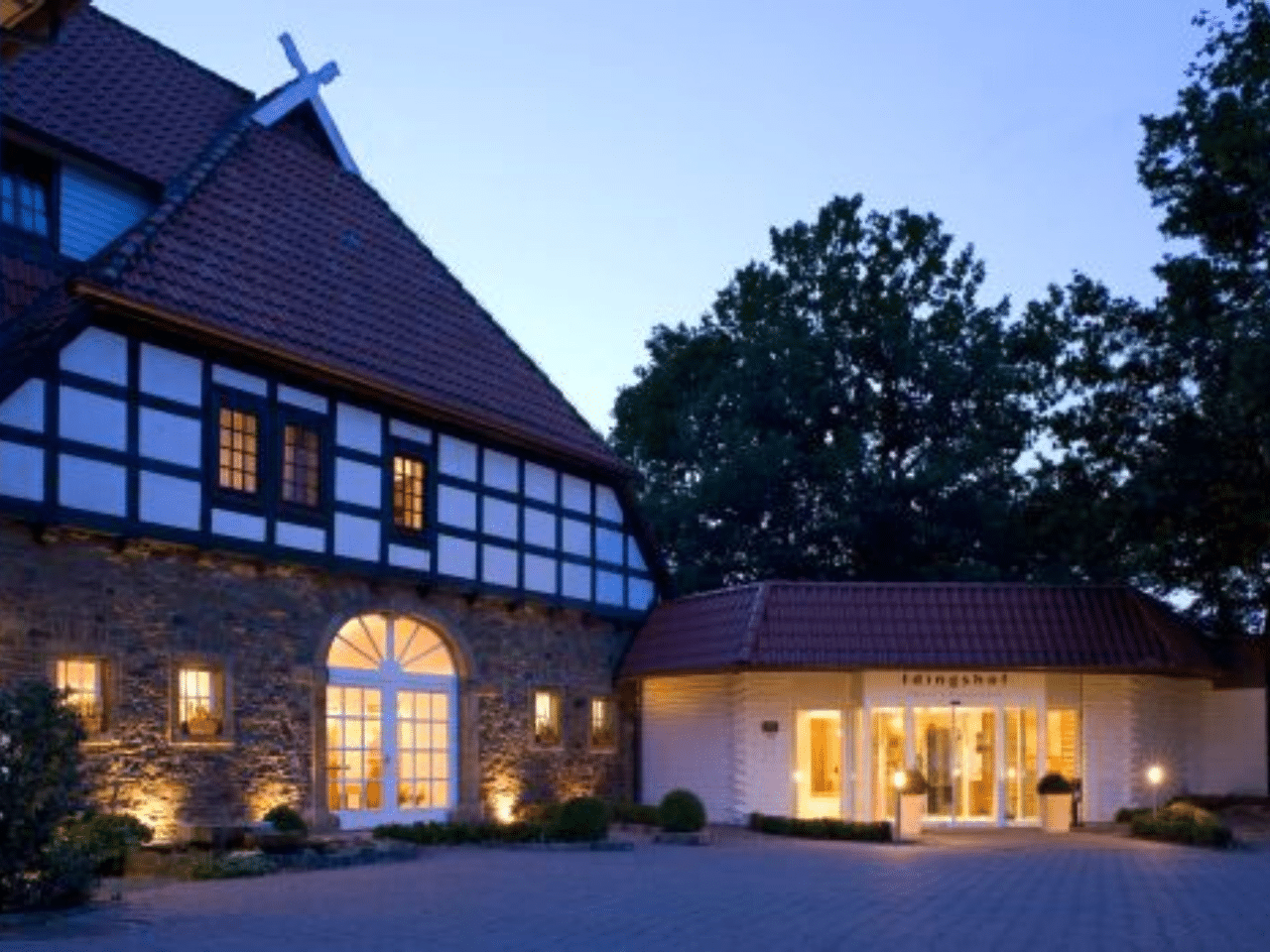 Beleuchteter Eingang des IDINGSHOF Hotel & Restaurant am Abend zu Silvester