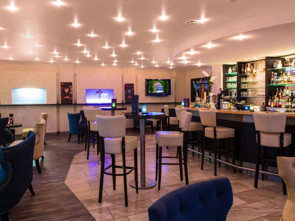 Moderne Hotelbar im IDINGSHOF Hotel & Restaurant zu Silvester