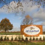 Eingangsbereich mit Logo des IDINGSHOF Hotel & Restaurant zu Silvester