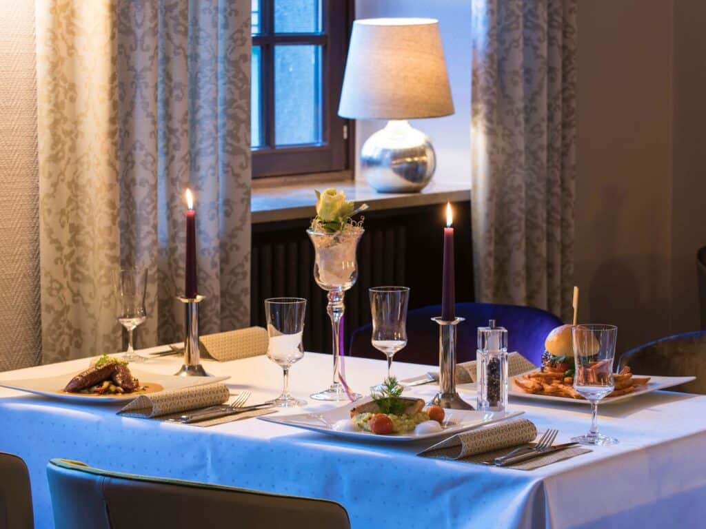 Festlich gedeckter Tisch für das Silvestermenü im IDINGSHOF