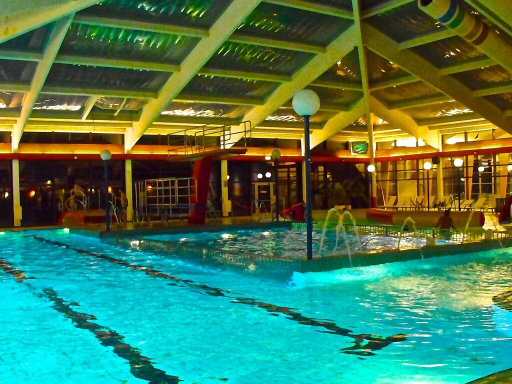 Innenpool im IDINGSHOF Hotel & Restaurant mit Lichtstimmung an Silvester