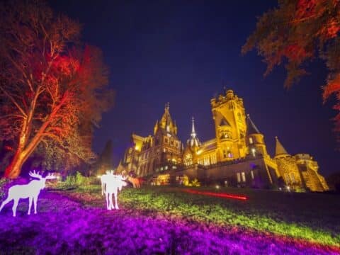 Schloss Drachenburg bei Nacht mit stimmungsvoller Beleuchtung an Silvester