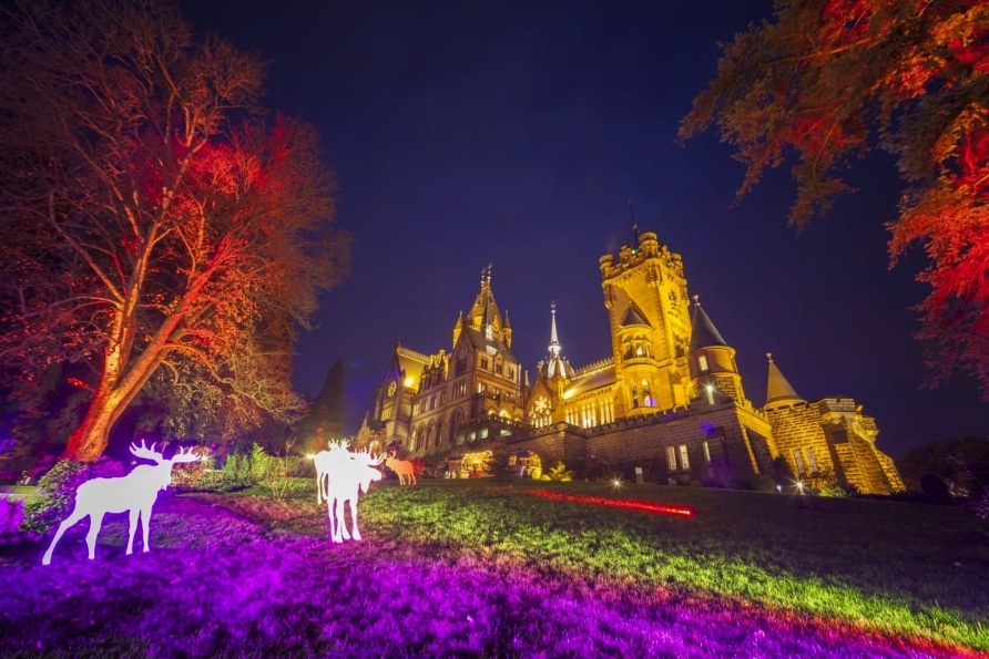 Schloss Drachenburg bei Nacht mit stimmungsvoller Beleuchtung an Silvester