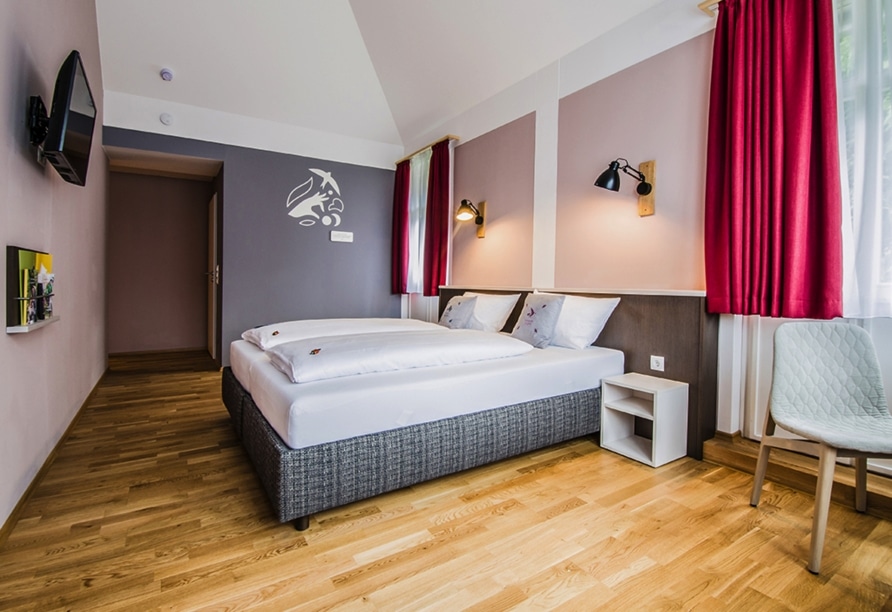 Modern eingerichtetes Doppelzimmer im JUFA Hotel Königswinter für den Silvesteraufenthalt