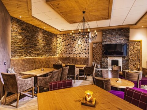 Kaminlounge mit Holzdekor im Göbel's Sophien Hotel an Silvester