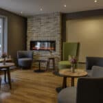 Gemütliche Lounge mit Kamin im Hotel Imhof für Silvester