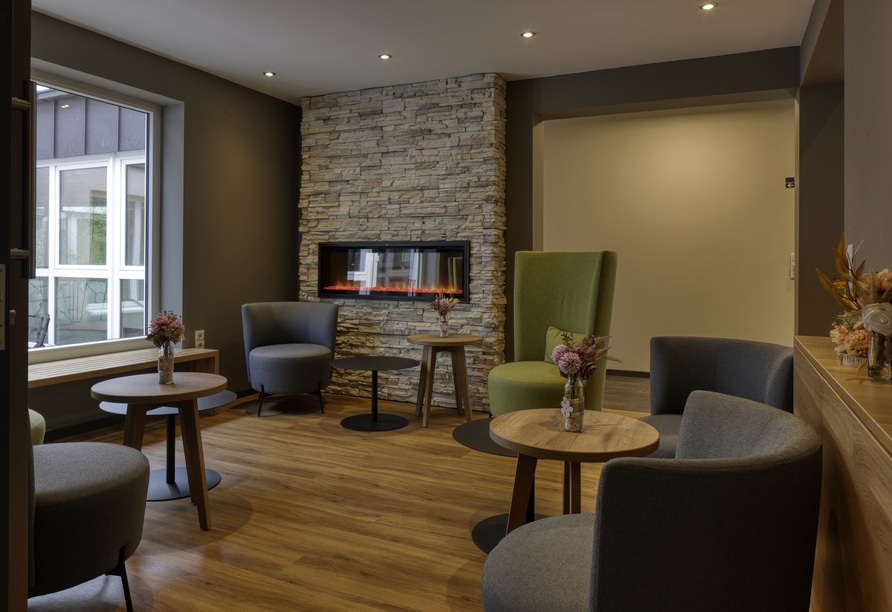 Gemütliche Lounge mit Kamin im Hotel Imhof für Silvester