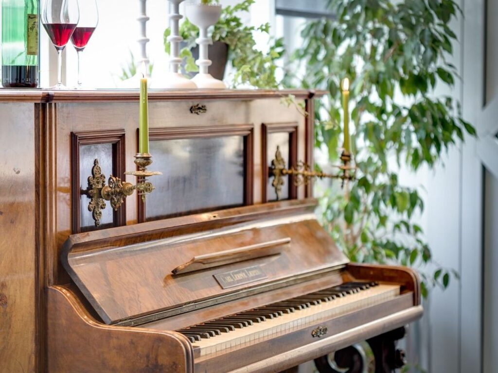 Historisches Klavier mit Kerzen in der Alten Klavierfabrik Meißen zu Silvester