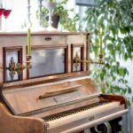 Historisches Klavier mit Kerzen in der Alten Klavierfabrik Meißen zu Silvester