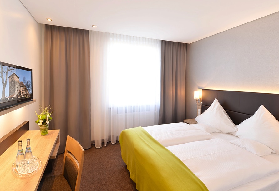 Modern eingerichtetes Doppelzimmer mit TV im Ringhotel Loew's Merkur