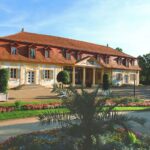 Außenansicht des Kurhaus Hotel Bad Bocklet, perfekt für Silvesterreisen in Bayern