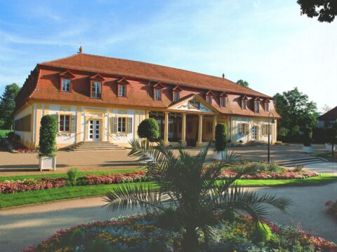 Außenansicht des Kurhaus Hotel Bad Bocklet, perfekt für Silvesterreisen in Bayern