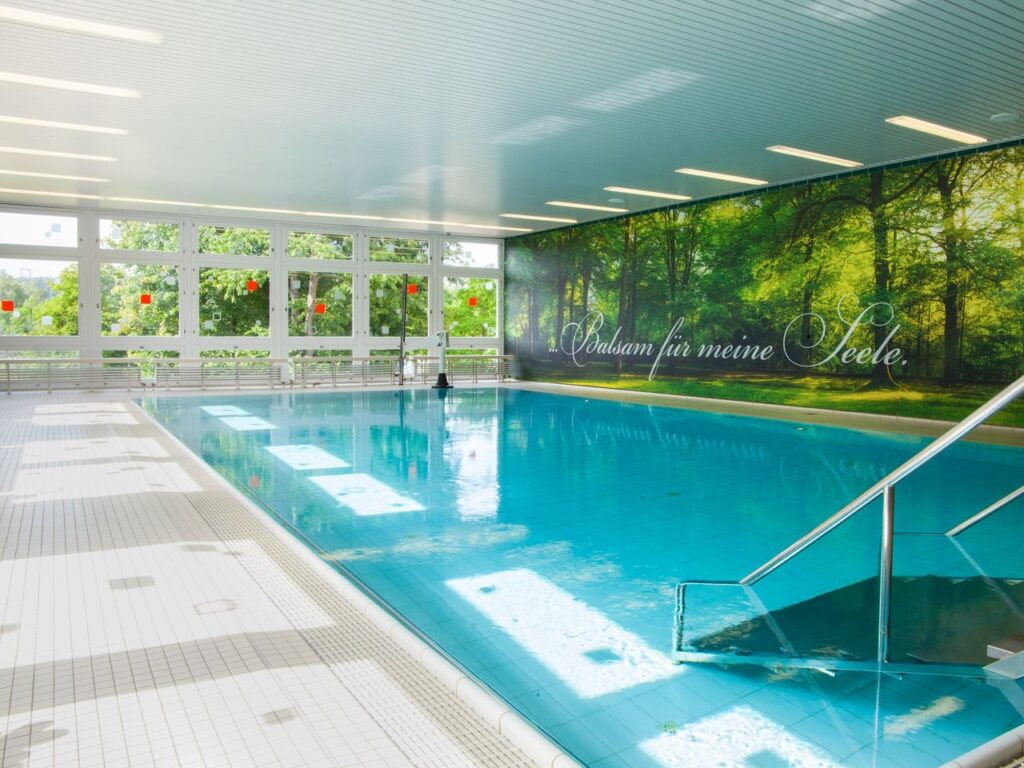 Innenpool des Kurhaus Hotel Bad Bocklet, ideal für Wellness an Silvester