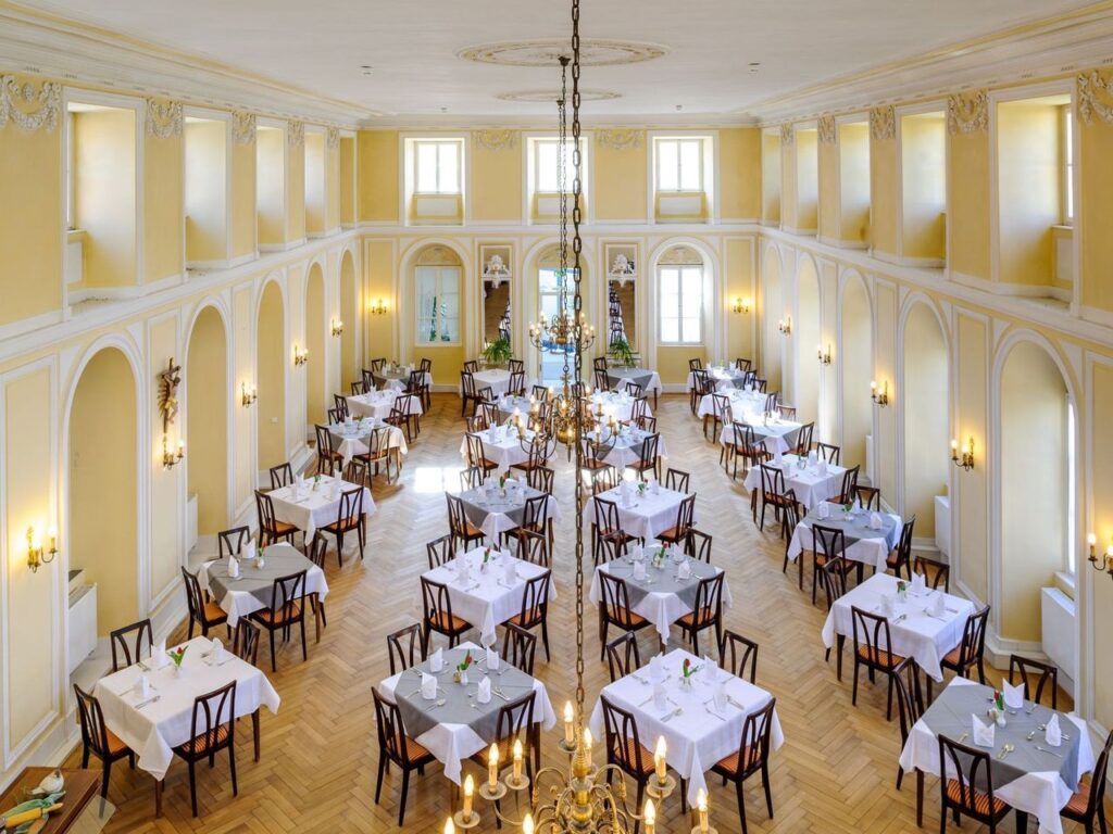 Eleganter Speisesaal im Kurhaus Hotel Bad Bocklet, perfekt für Silvesterbuffets
