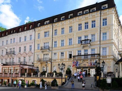 Gäste betreten das Kurhotel Krivan – stilvoller Start ins Silvesterprogramm