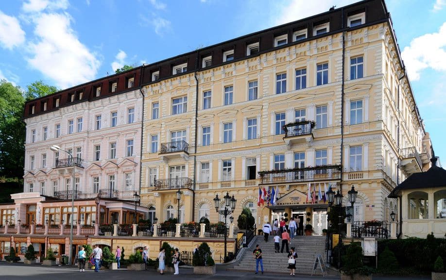 Gäste betreten das Kurhotel Krivan – stilvoller Start ins Silvesterprogramm