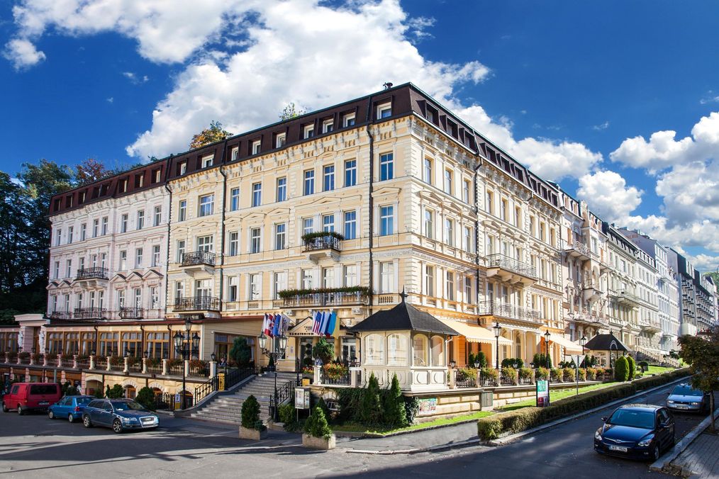 Außenansicht des Kurhotel Krivan in Karlsbad – Silvester in Westböhmen