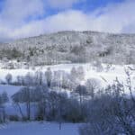 Schneebedeckte Hügel und Wälder rund um das Landgut Stetter zu Silvester