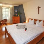 Helles Doppelzimmer im Landhausstil mit Holzmöbeln im Landgut Stetter zu Silvester