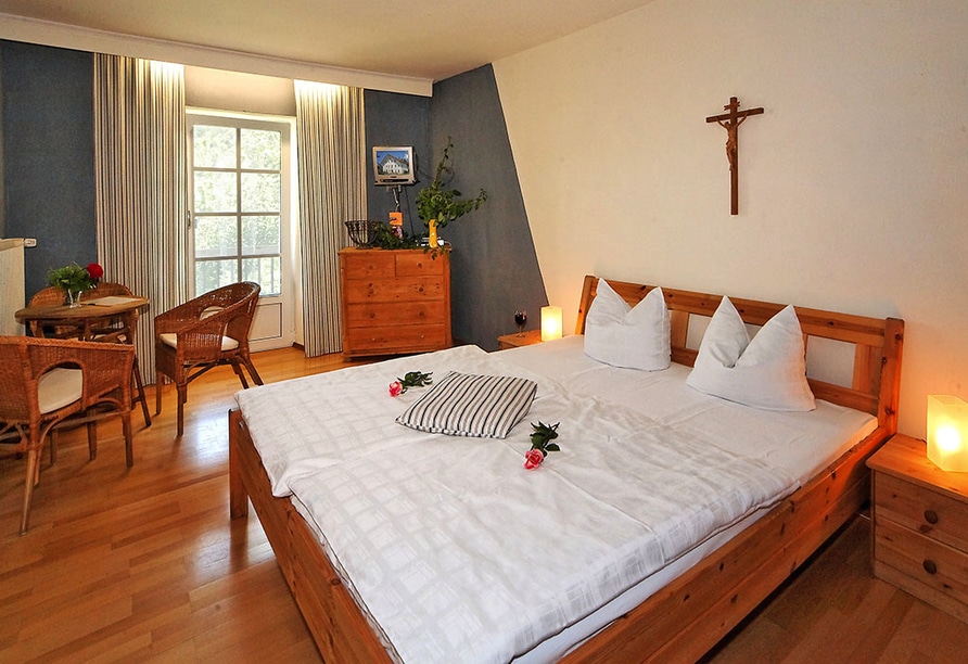 Helles Doppelzimmer im Landhausstil mit Holzmöbeln im Landgut Stetter zu Silvester