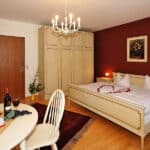 Gemütliches Doppelzimmer mit Wein und Kerzen im Landgut Stetter zu Silvester