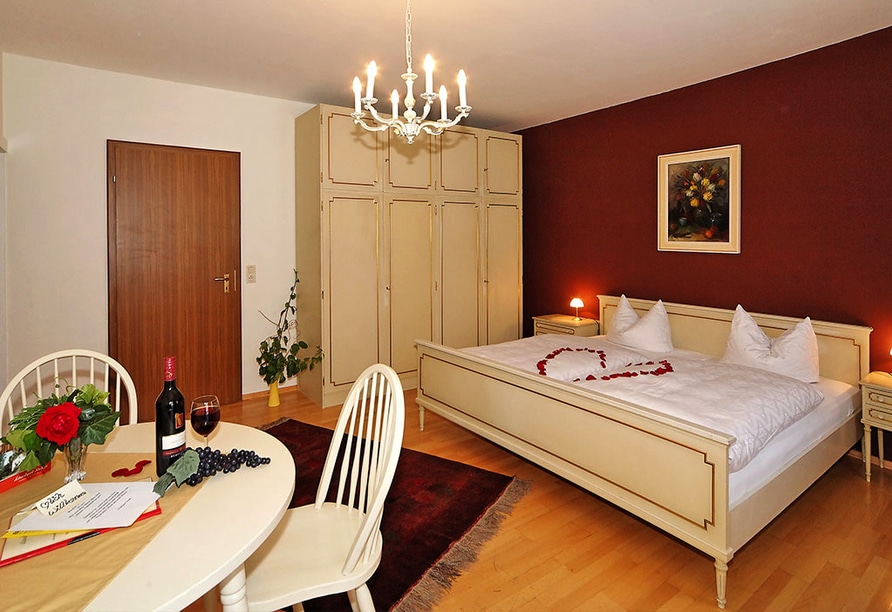 Gemütliches Doppelzimmer mit Wein und Kerzen im Landgut Stetter zu Silvester