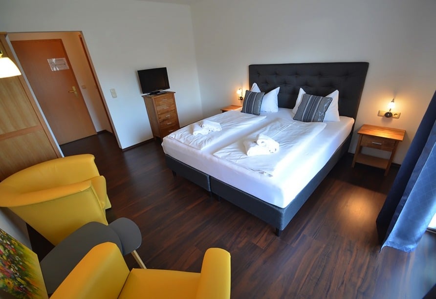 Modern eingerichtetes Hotelzimmer mit Fernseher im Landhotel Christopherhof
