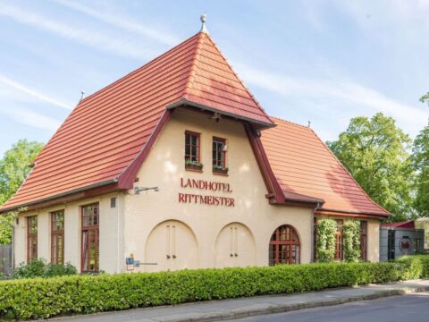 Außenansicht des Landhotel Rittmeister in Rostock – ein idyllischer Rückzugsort für eine stilvolle Silvesterreise mit Wellness und Genuss.