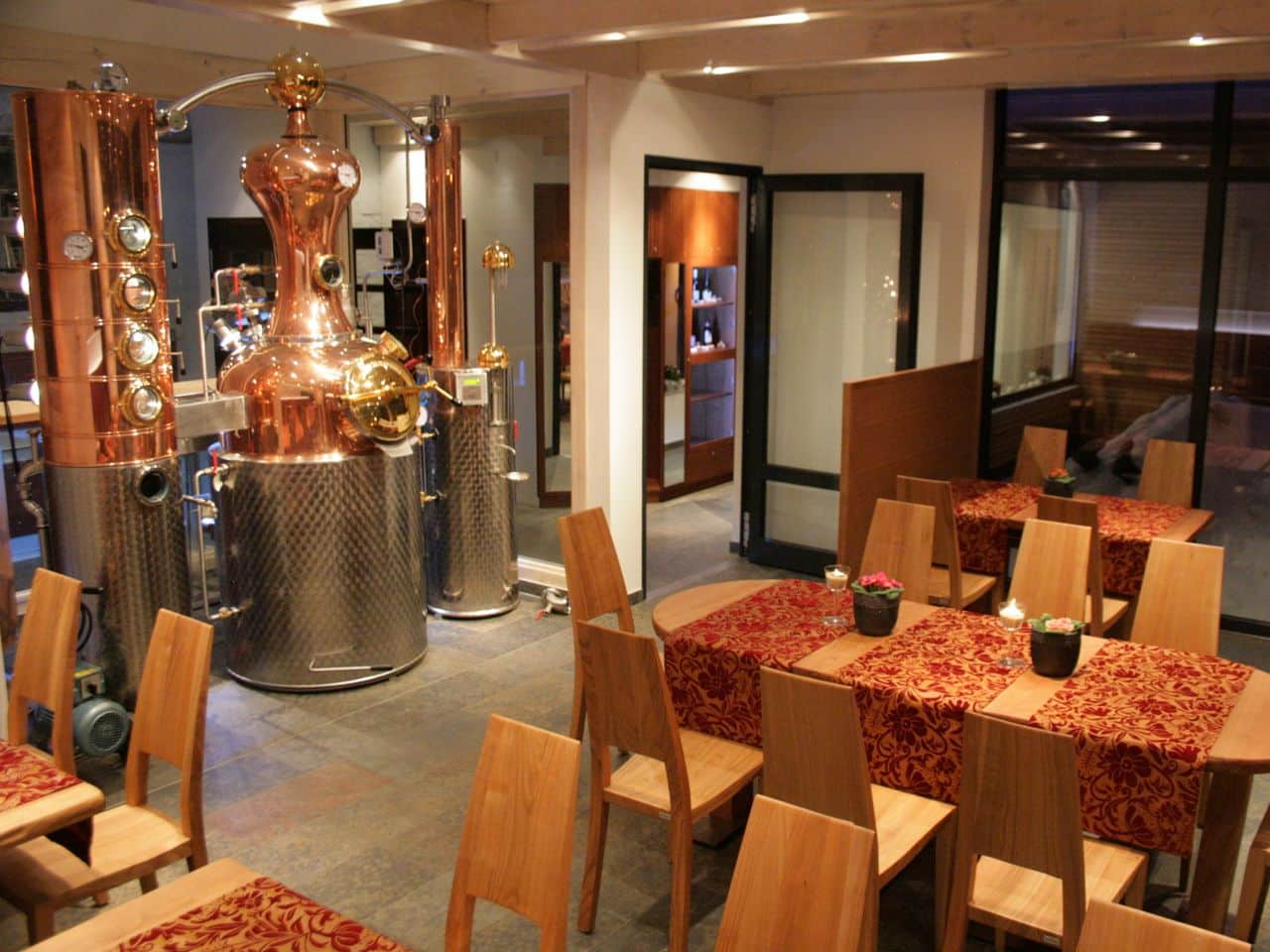 Kupfer-Destille im Restaurantbereich des Landhotel Rittmeister, perfekt für eine stilvolle Silvesterfeier mit edlen Spirituosen.